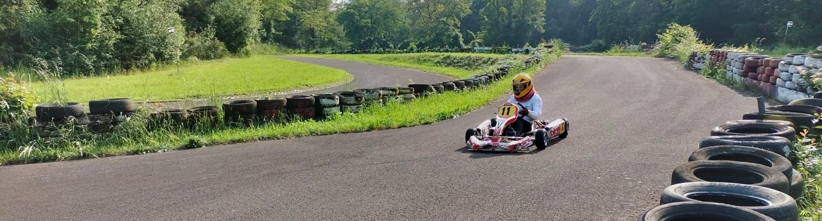 Un kart sur la piste extérieure de Cobra Karting Amay.